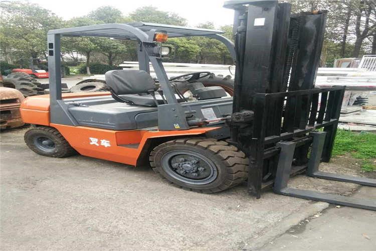 當叉架上荷載過重會引起車尾翹起，此時讓人員站在濟寧合力叉車一端利用體重充當平衡配重，結(jié)果在提升貨品時車尾突然上翹致使人員跌傷